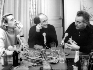 Georges Brassens, a la derecha, junto a Jacques Brel, a la izquierda, en una entrevista en Radio France en 1969
